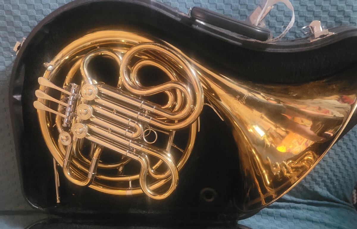 Antigua Horn